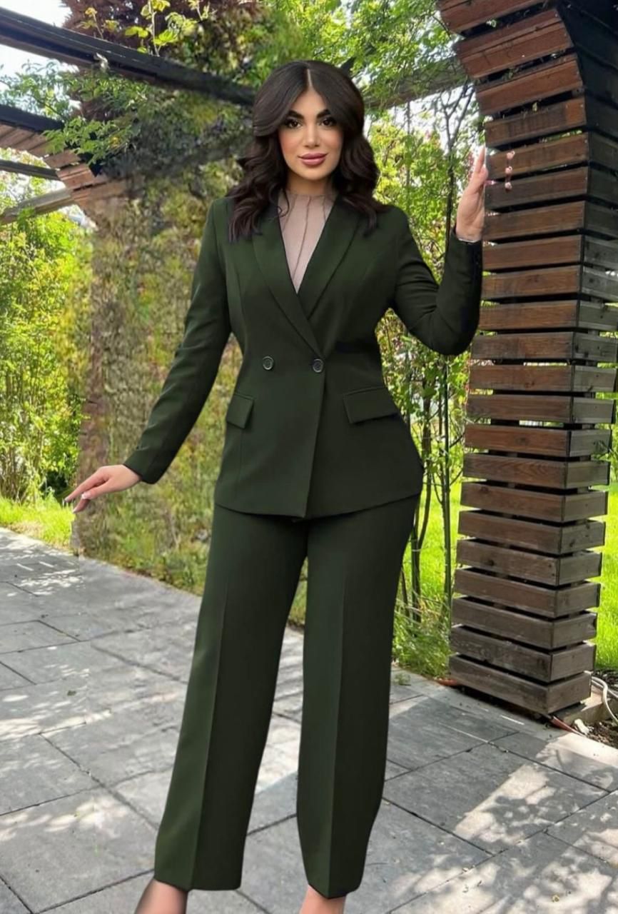 Kostumi “Executive Chic”